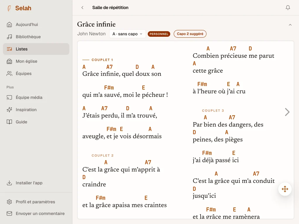 Selah sur une iPad : « Grâce infinie » en Répétition, sur deux colonnes, avec les accords au-dessus des paroles.