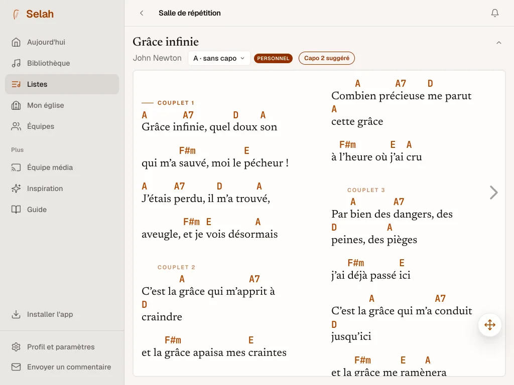 Selah sur une iPad : « Grâce infinie » en Répétition, sur deux colonnes, avec les accords au-dessus des paroles.