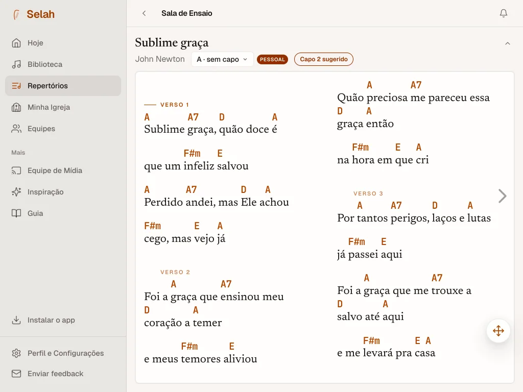 Selah em um iPad: «Sublime graça» no Ensaio, em duas colunas, com as cifras sobre a letra.