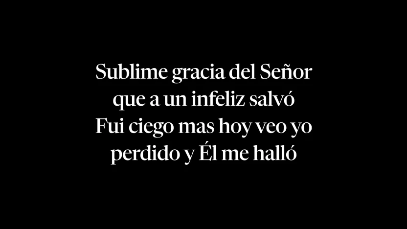 El proyector de Selah mostrando la letra de «Sublime gracia» para la congregación.