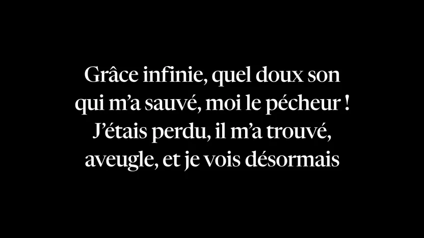 Le projecteur de Selah affichant les paroles de « Grâce infinie » pour l’assemblée.