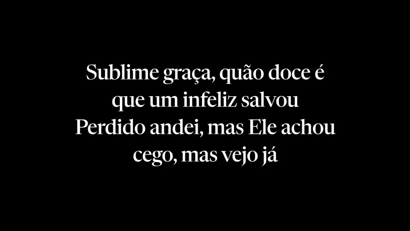 O projetor do Selah mostrando a letra de «Sublime graça» para a congregação.